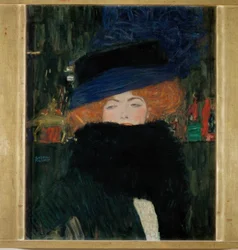 Dame mit Hut und Federboa